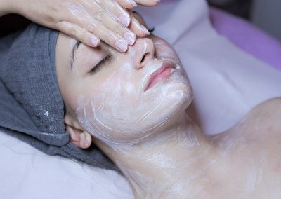 massaggio viso con crema